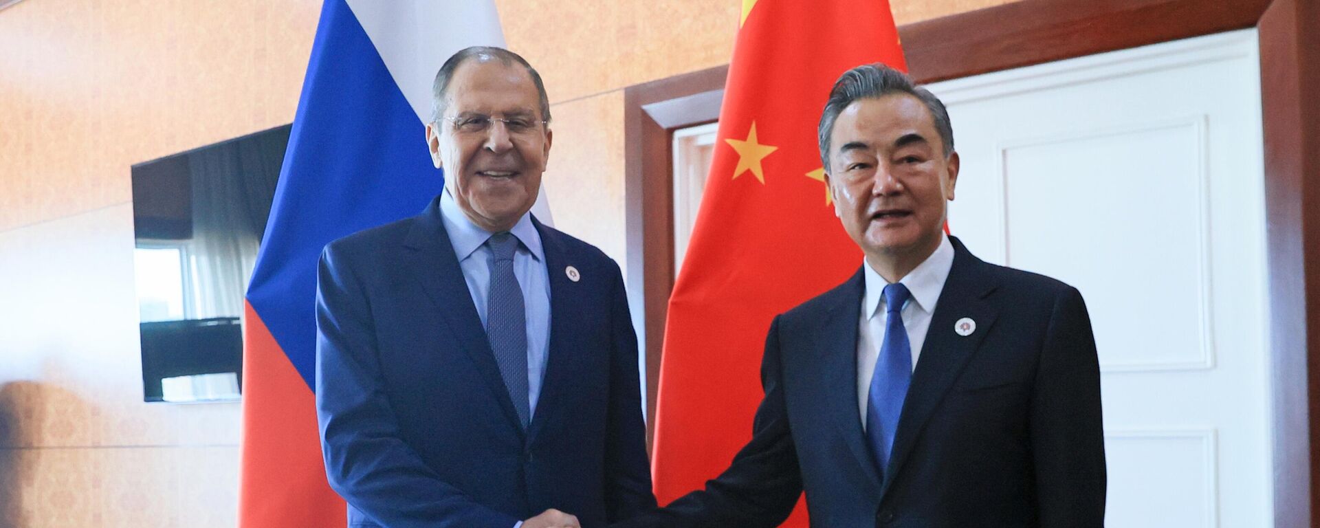 El canciller ruso, Serguéi Lavrov, y el ministro de Exteriores chino, Wang Yi - Sputnik Mundo, 1920, 25.09.2024