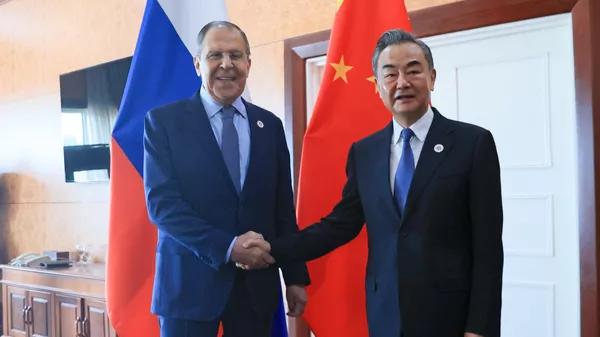 El canciller ruso, Serguéi Lavrov, y el ministro de Exteriores chino, Wang Yi - Sputnik Mundo