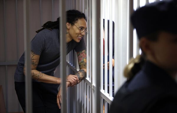 Brittney Griner, campeona olímpica de baloncesto de Estados Unidos y jugadora del club UMMC, en el tribunal de Jimki, región de Moscú, donde se debate su caso. En febrero de 2022, la estadounidense fue detenida en el aeropuerto de Sheremetievo, luego de que en su equipaje de mano encontraran cigarrillos electrónicos que contenían aceite de hachís, el cual está prohibido en Rusia. La jugadora de baloncesto es acusada de contrabando de drogas y se encuentra actualmente en prisión preventiva. - Sputnik Mundo