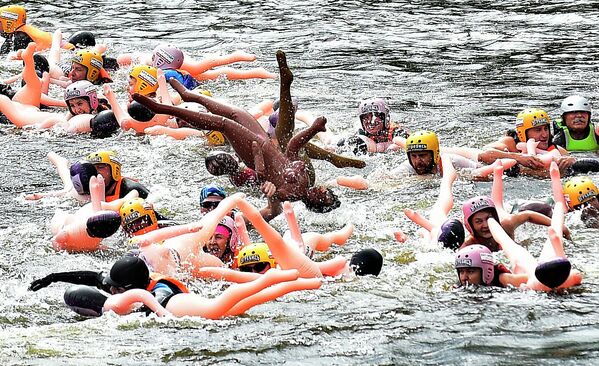 Los participantes en el festival Bubble Baba Challenge bajan por un río sobre muñecas sexuales inflables en las afueras de San Petersburgo. 30 de julio de 2022. - Sputnik Mundo