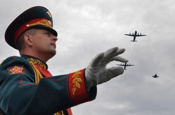Los aviones antisubmarinos Il-38N y los aviones de combate Su-27 durante el Desfile Naval del Día de la Armada rusa, en la ciudad portuaria Kronstadt. - Sputnik Mundo