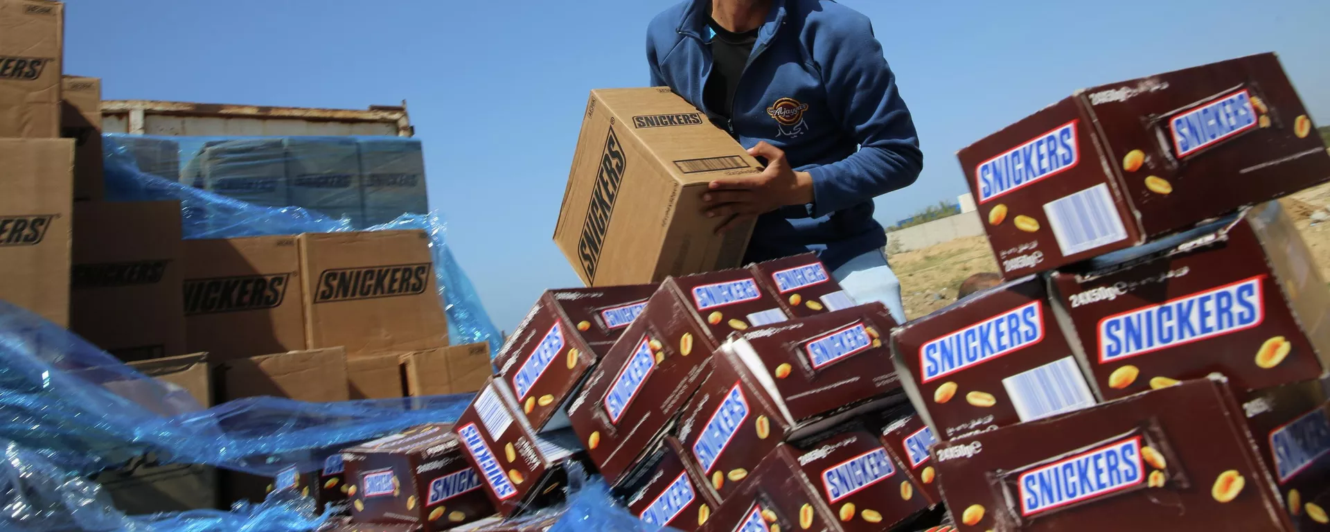 Un hombre con cajas de Snickers - Sputnik Mundo, 1920, 05.08.2022