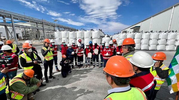 El canciller de México, Marcelo Ebrard, con trabajadores en la Planta de YLB en el Uyuni, Bolivia - Sputnik Mundo