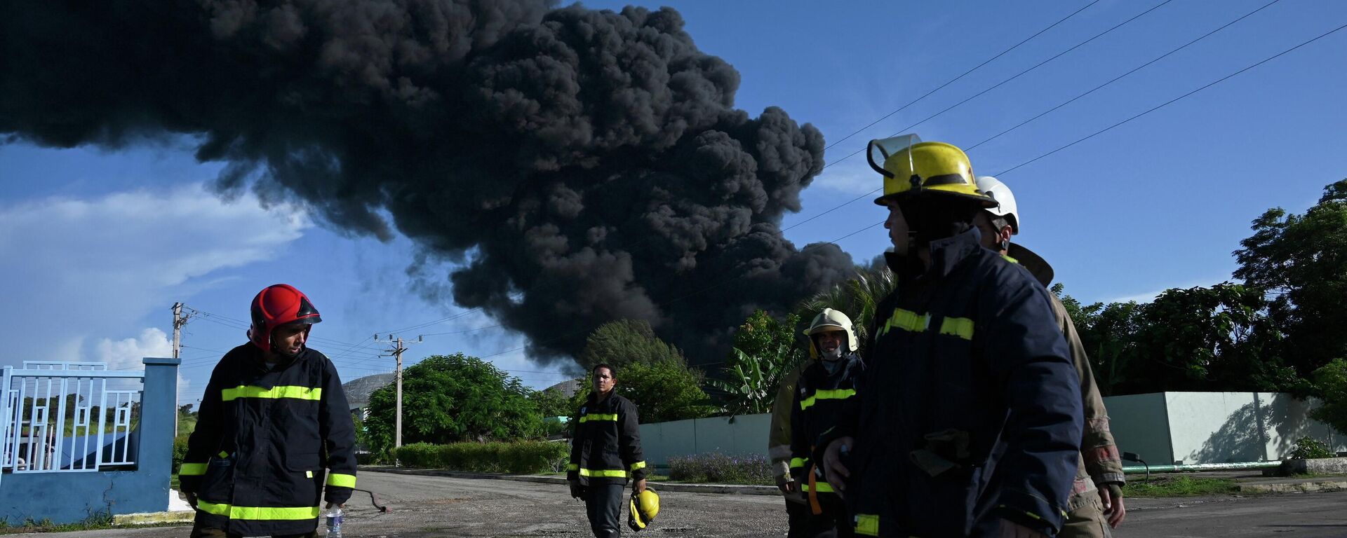 La explosión de dos tanques de petróleo en la zona industrial de Matanzas (oeste) en Cuba - Sputnik Mundo, 1920, 06.08.2022