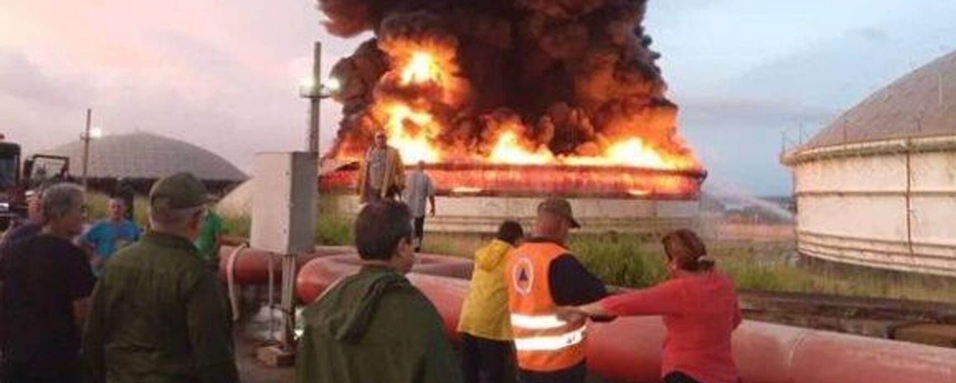 Fuerzas de diferentes organismos trabajan para extinguir el incendio e impedir su extensión a las áreas aledañas tras la explosión de dos tanques de petróleo en Matanzas (Cuba), el 6 de abril del 2022 - Sputnik Mundo, 1920, 06.08.2022