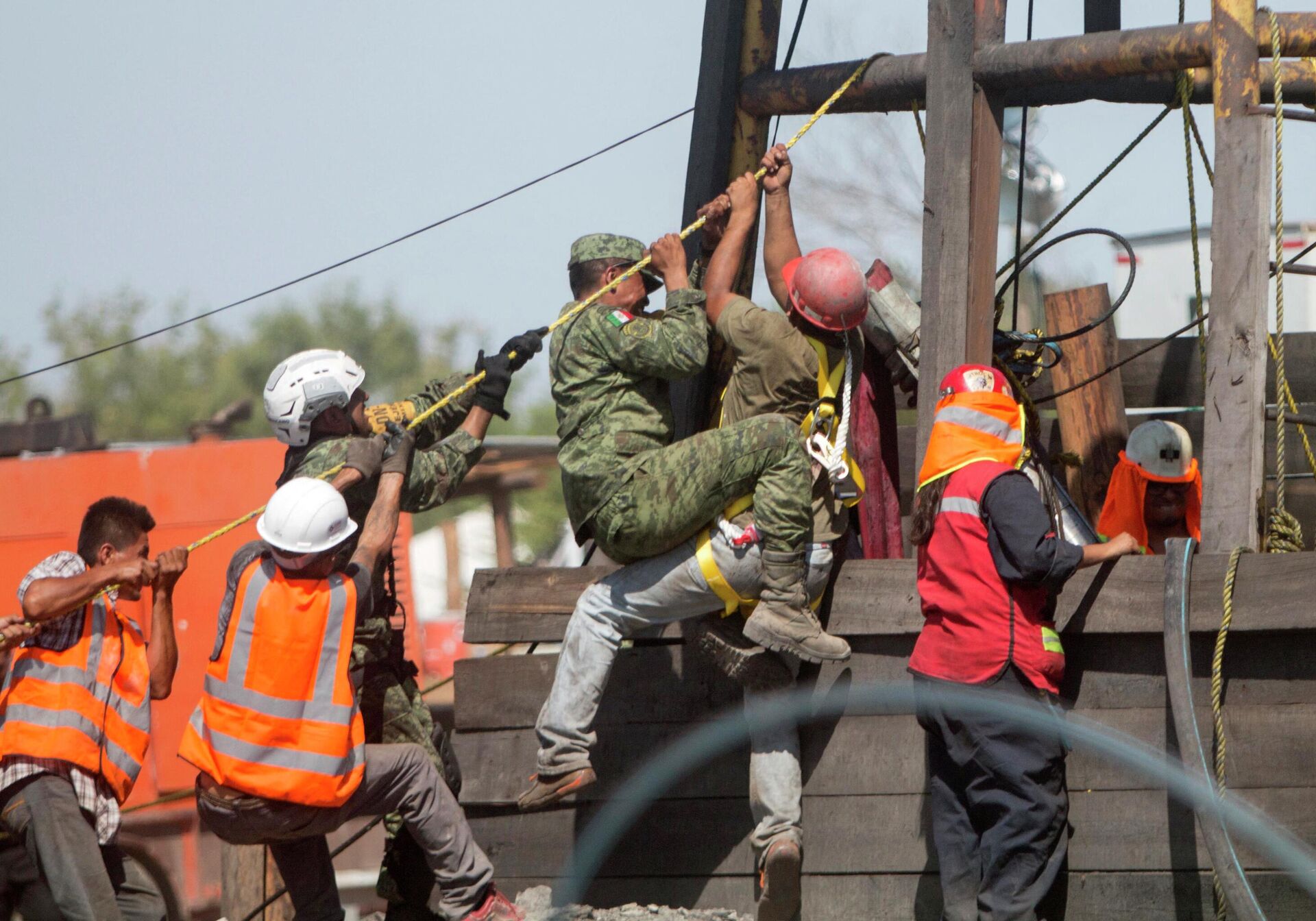 Un grupo de soldados y rescatistas ayuda en las maniobras para rescatar a 10 mineros atrapados en una mina en el norte de México - Sputnik Mundo, 1920, 06.08.2022