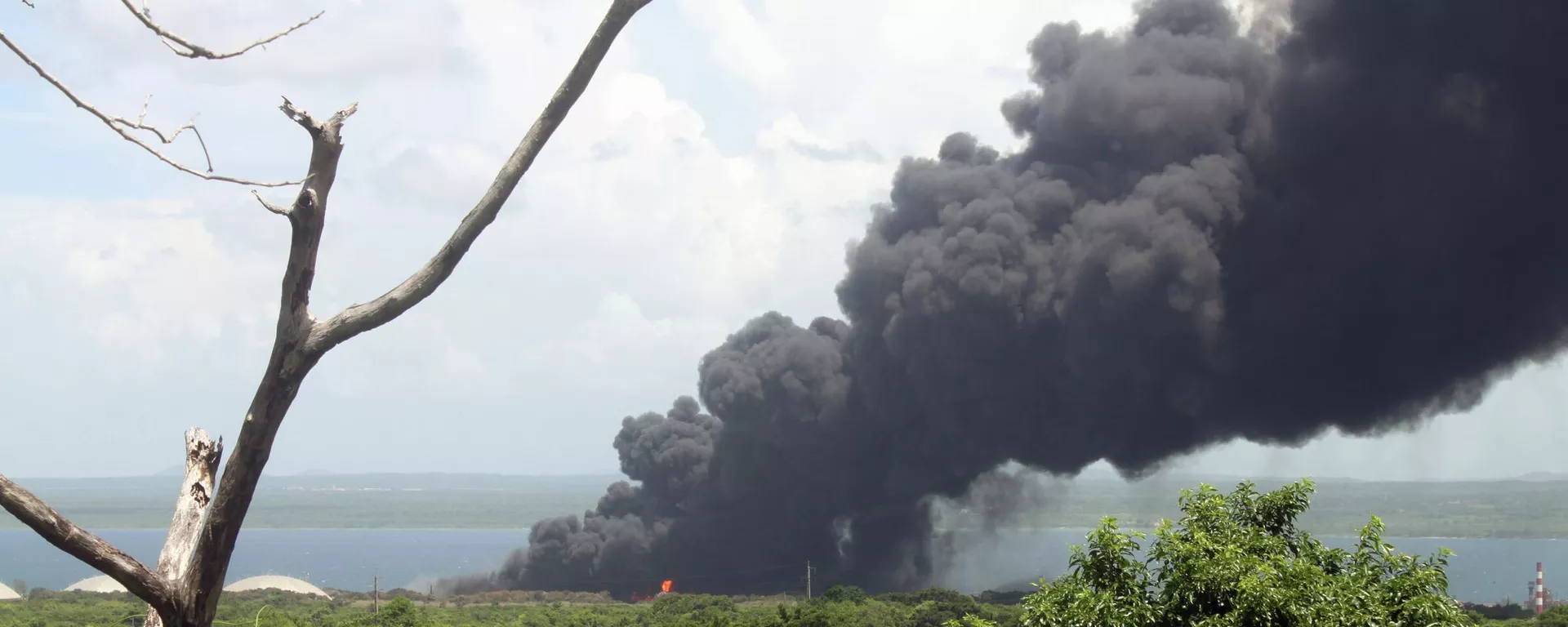 Incendio en la base de almacenamiento de combustibles en Matanzas, Cuba - Sputnik Mundo, 1920, 09.08.2022