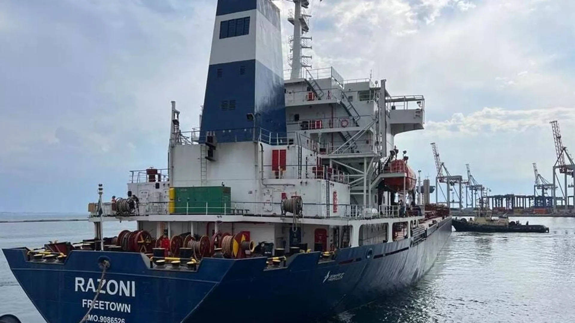 Barco con alimentos en el puerto de Odesa
