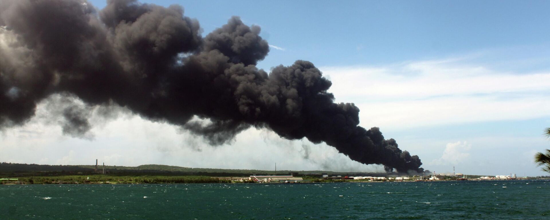 Incendio en la base de almacenamiento de combustibles en Matanzas, Cuba - Sputnik Mundo, 1920, 11.08.2022