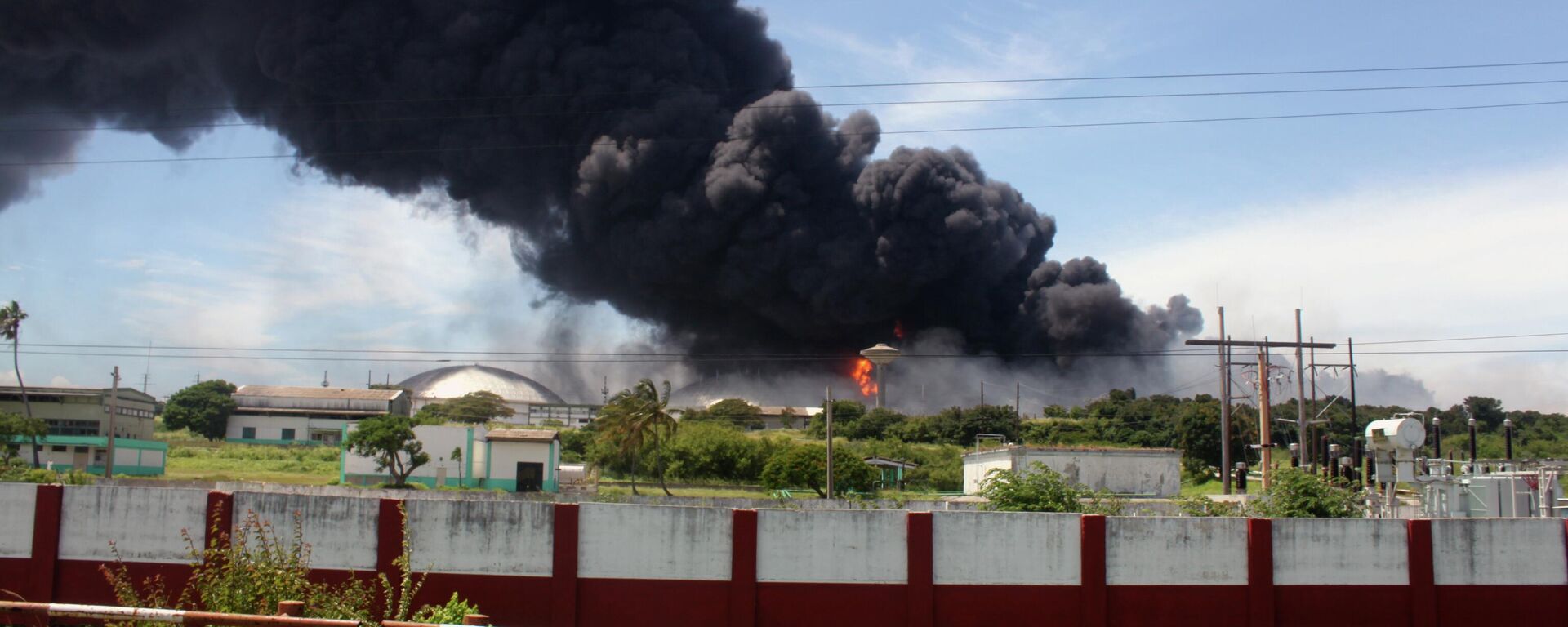 Incendio en la base de almacenamiento de combustibles en Matanzas, Cuba - Sputnik Mundo, 1920, 07.08.2022
