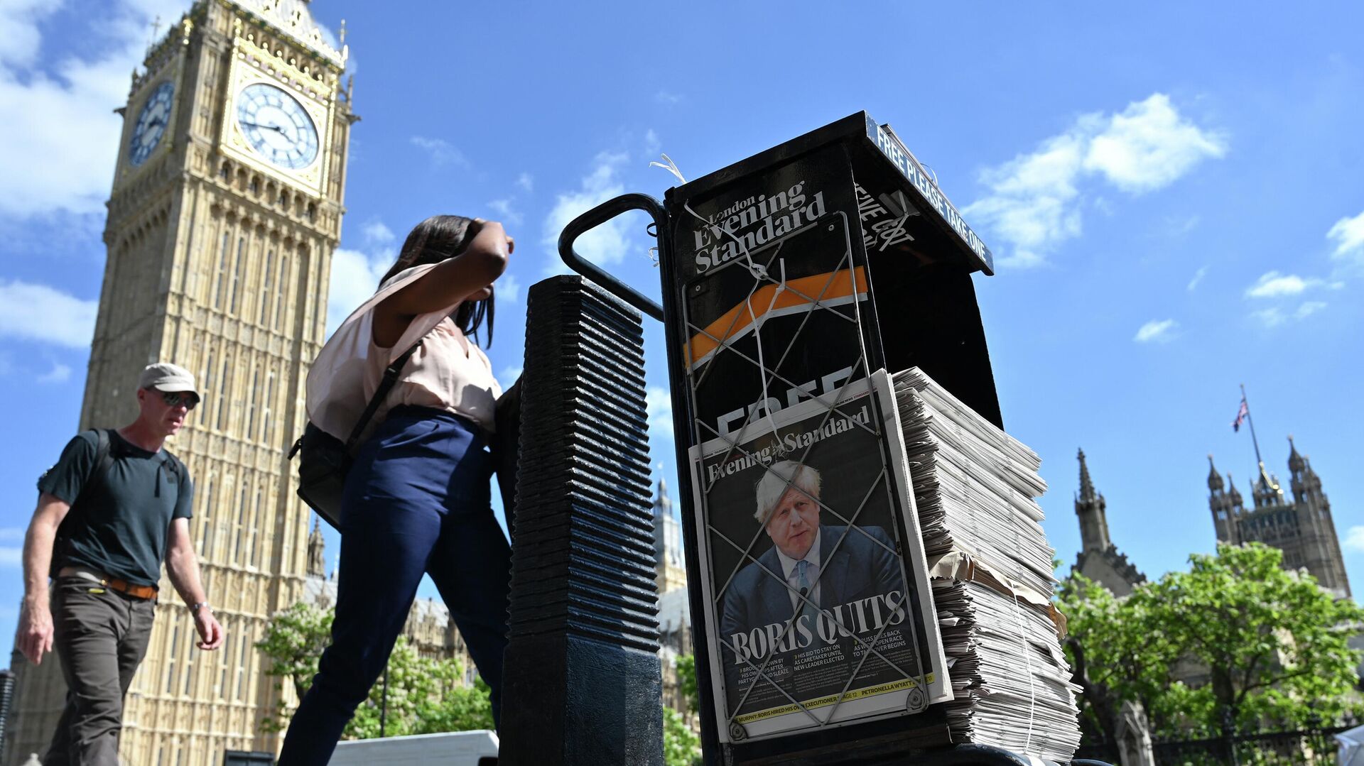 Personas caminan por las calles de Londres frente a una pila de periódicos sobre la crisis política en el Gobierno de Boris Johnson - Sputnik Mundo, 1920, 08.08.2022