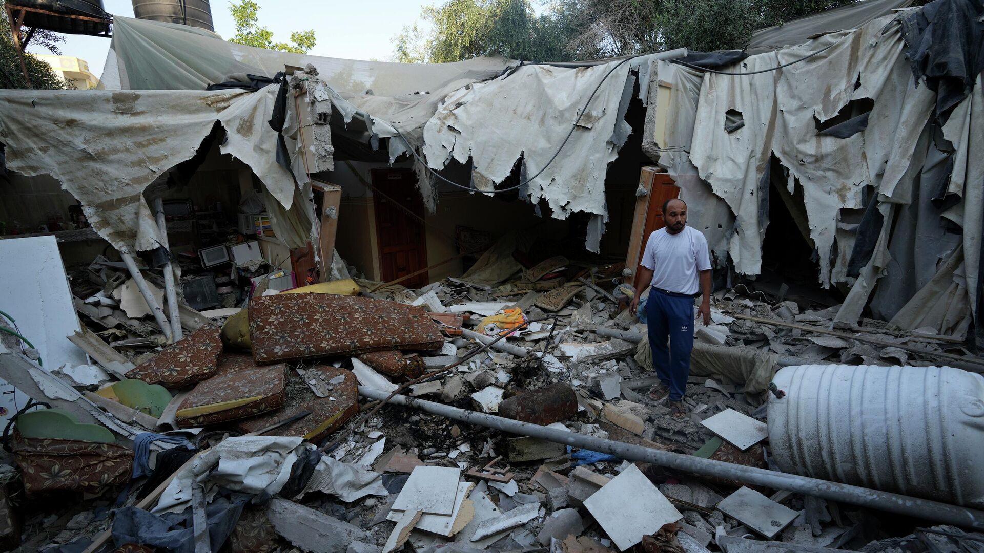 Rami Arada, inspecciona los escombros de la casa de su familia después de que fuera destruida por un ataque aéreo israelí, en el sur de la Franja de Gaza - Sputnik Mundo, 1920, 17.10.2023