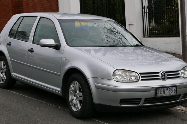 Un VW Golf de la cuarta generación - Sputnik Mundo