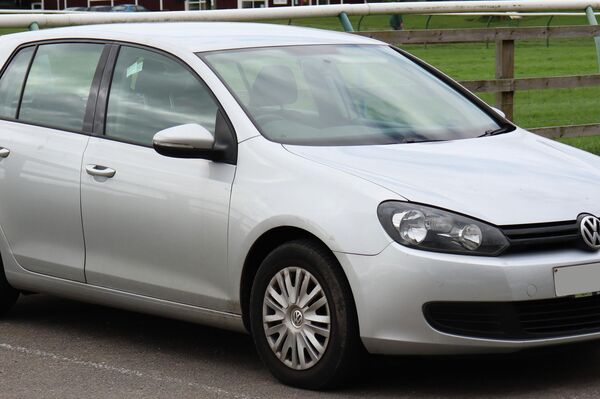 Un VW Golf de la sexta generación - Sputnik Mundo