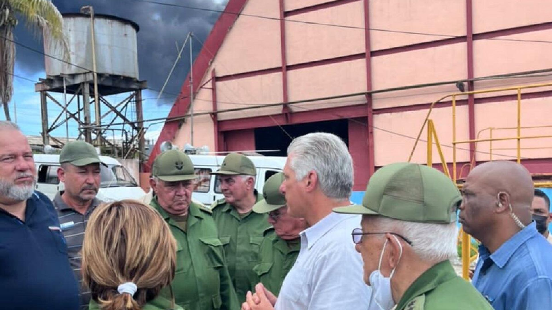 El presidente cubano, Miguel Díaz Canel, en el puesto de mando cerca del incendio en Matanzas - Sputnik Mundo, 1920, 08.08.2022