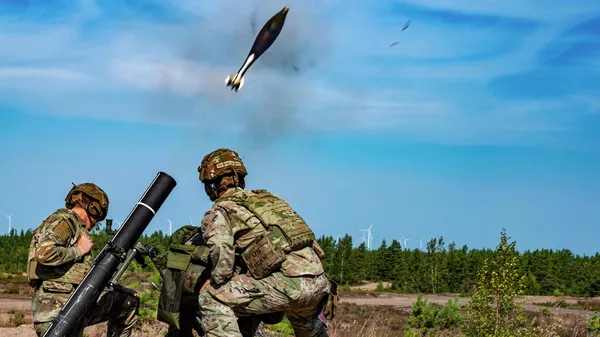 Soldado finlandés asesorado por tropas estadounidenses en la operación de un mortero. - Sputnik Mundo