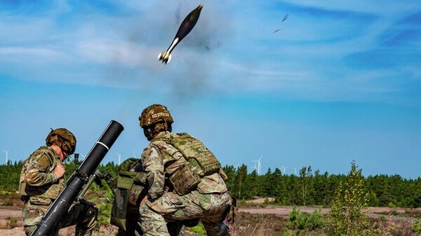 Soldado finlandés asesorado por tropas estadounidenses en la operación de un mortero. - Sputnik Mundo