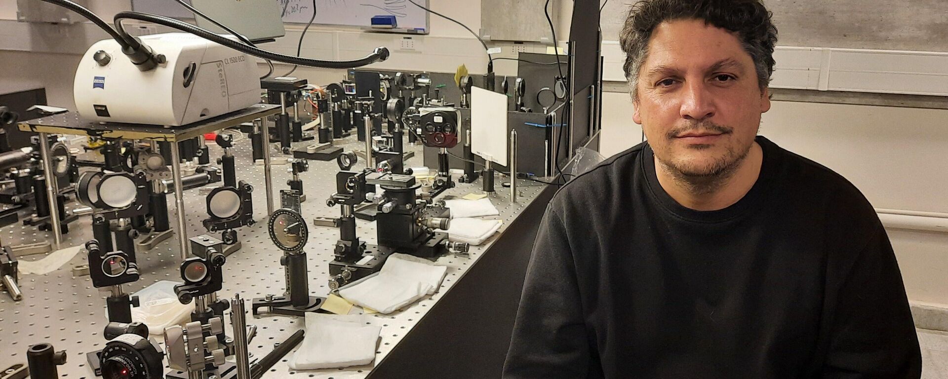 Rodrigo Vivencio en el laboratorio de la FCFM - Sputnik Mundo, 1920, 09.08.2022