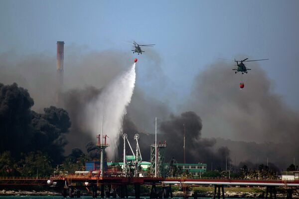 Helicópteros militares cubanos participan en la extinción del fuego. Además, aviones y helicópteros, así como especialistas y equipos de México y Venezuela llegan a Cuba para ayudar a extinguir el fuego.
 - Sputnik Mundo