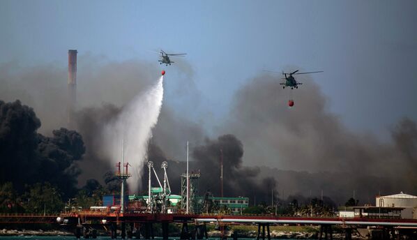 Helicópteros militares cubanos participan en la extinción del fuego. Además, aviones y helicópteros, así como especialistas y equipos de México y Venezuela llegan a Cuba para ayudar a extinguir el fuego.
 - Sputnik Mundo