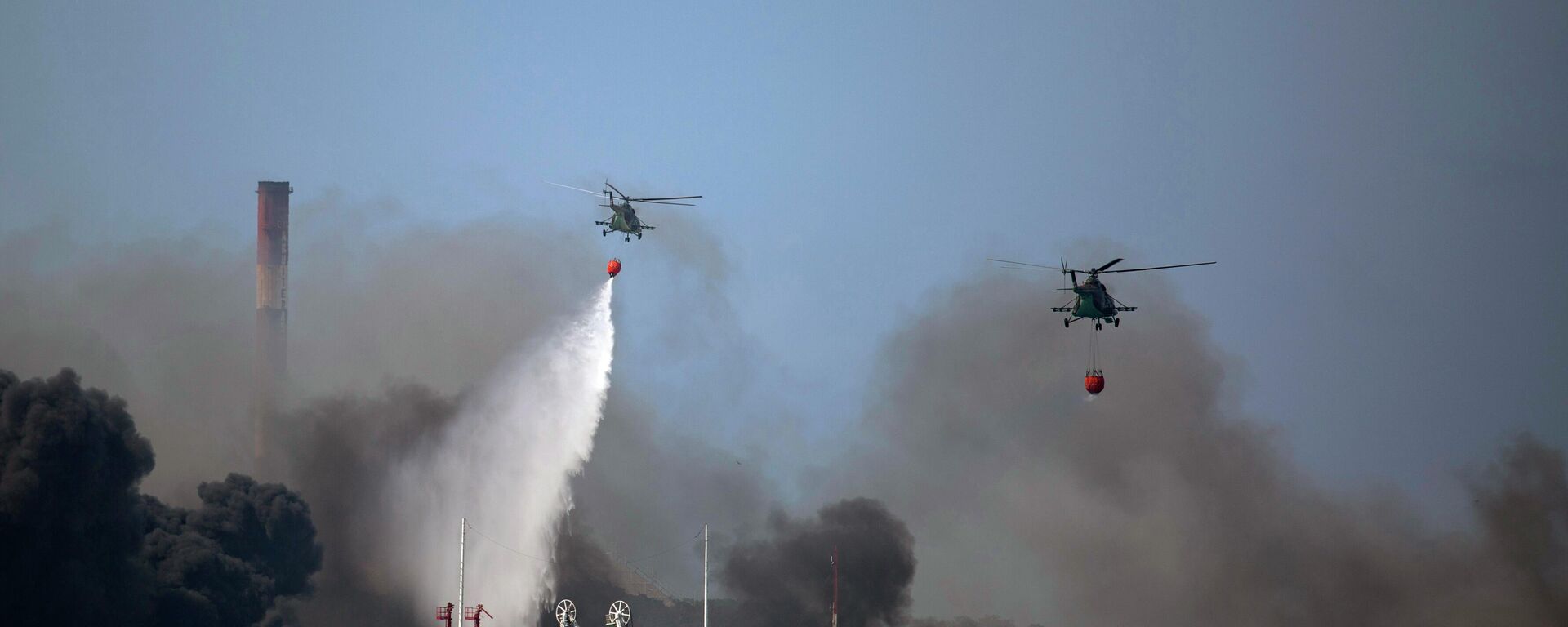 Helicópteros militares cubanos participan en la extinción del fuego. Además, aviones y helicópteros, así como especialistas y equipos de México y Venezuela llegan a Cuba para ayudar a extinguir el fuego.
 - Sputnik Mundo, 1920, 09.08.2022