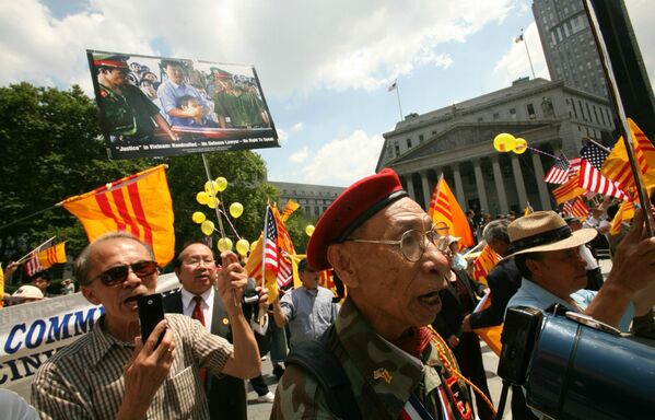 Manifestantes frente a la Corte de Apelaciones de EEUU en Nueva York exigen una respuesta de las empresas estadounidenses que cometieron crímenes de guerra al suministrar defoliantes químicos tóxicos para su uso durante la guerra de Vietnam. - Sputnik Mundo