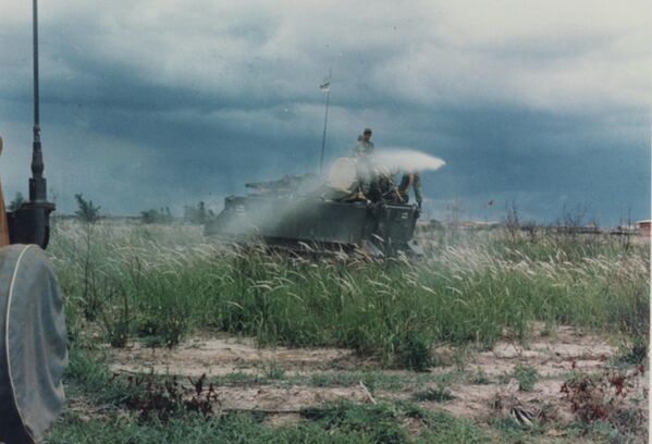 Soldados estadounidenses rocían el defoliante Agente Naranja en los campos de arroz durante la guerra de Vietnam. - Sputnik Mundo