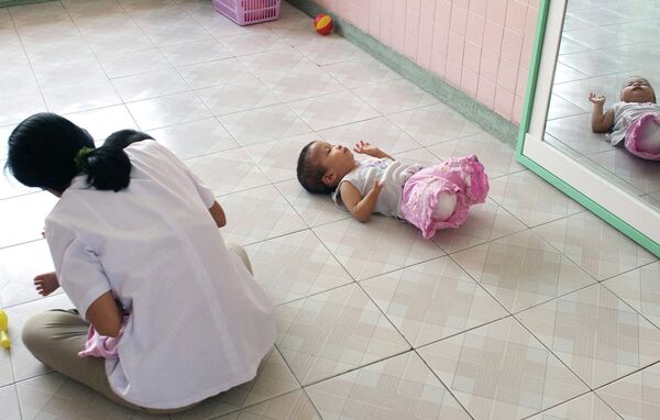 Truong Ngoc Diep, de 4 años, nacido con un defecto de nacimiento causado por el Agente Naranja, que fue ampliamente utilizado por el Ejército estadounidense durante la guerra de Vietnam. En 2009 la Corte Suprema de EEUU desestimo la demanda colectiva de cuatro millones de víctimas del Agente Naranja, aludiendo que a pesar de los daños colosales sufridos por los civiles, no se puede responsabilizar a EEUU porque el objetivo de su uso era como defoliante. - Sputnik Mundo