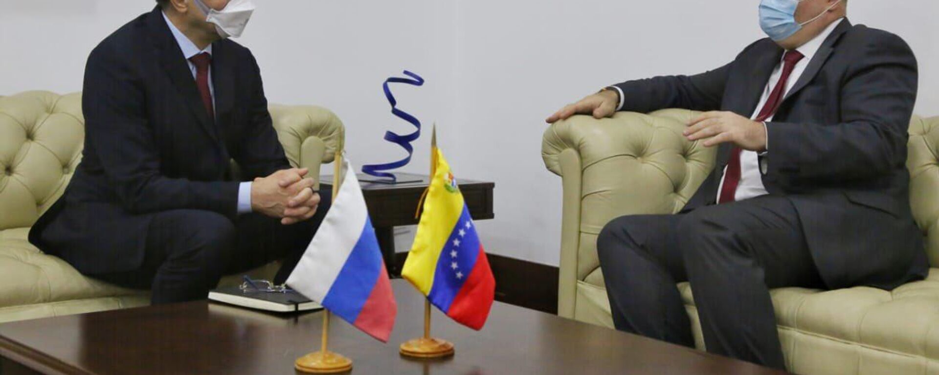 El canciller de Venezuela, Carlos Faría y el embajador ruso en Caracas, Serguéi Mélik-Bagdasárov - Sputnik Mundo, 1920, 10.08.2022