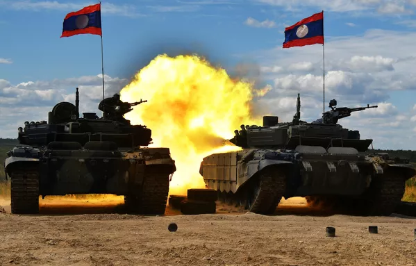Conocidos entre los entusiastas de temas de defensa, estos Juegos Olímpicos Militares se celebrarán por octava vez.En la foto: el equipo de Laos durante el reglaje de tiro del armamento principal del tanque T-72B3 en el polígono militar de Alábino. Conocidos entre los entusiastas de temas de defensa, estos Juegos Olímpicos Militares se celebrarán por octava vez.En la foto: el equipo de Laos durante el reglaje de tiro del armamento principal del tanque T-72B3 en el polígono militar de Alábino. - Sputnik Mundo