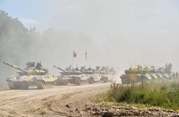 Una columna de carros de combate espera a que llegue su turno para realizar tiros de ajustamiento con sus cañones. Una columna de carros de combate espera a que llegue su turno para realizar tiros de ajustamiento con sus cañones. - Sputnik Mundo