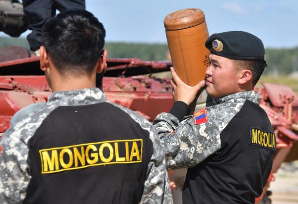 La competición estará dividida en dos: la primera de ellas será inaugurada por los equipos de Azerbaiyán y Mongolia.En la foto: miembros del equipo de Mongolia en el polígono militar de Alábino. La competición estará dividida en dos: la primera de ellas será inaugurada por los equipos de Azerbaiyán y Mongolia.En la foto: miembros del equipo de Mongolia en el polígono militar de Alábino. - Sputnik Mundo