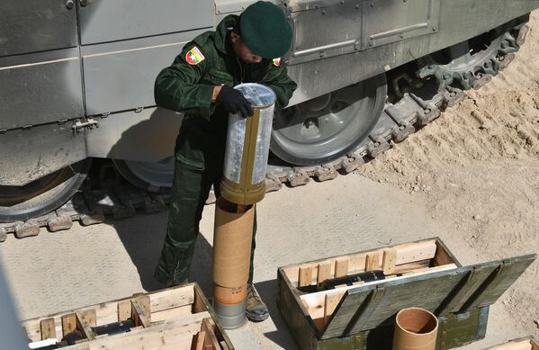 Como ya es tradición, la competición constará de tres etapas: la carrera individual, en la que participarán todos los equipos, y dos carreras de relevos (una de semifinales y la otra de finales).En la foto: los militares del equipo de Birmania en el polígono militar de Alábino. Como ya es tradición, la competición constará de tres etapas: la carrera individual, en la que participarán todos los equipos, y dos carreras de relevos (una de semifinales y la otra de finales).En la foto: los militares del equipo de Birmania en el polígono militar de Alábino. - Sputnik Mundo