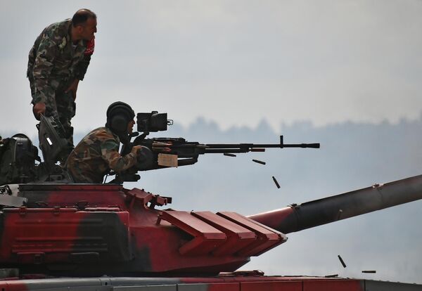El equipo de Siria realiza el reglaje de tiro con la ametralladora del tanqu T-72B3 en el polígono militar de Alábino. El equipo de Siria realiza el reglaje de tiro con la ametralladora del tanqu T-72B3 en el polígono militar de Alábino. - Sputnik Mundo