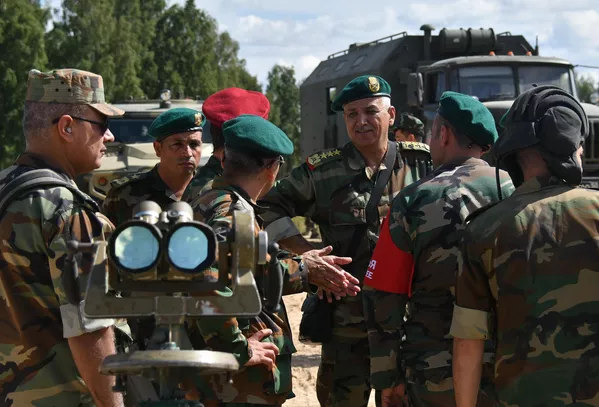 Los espectadores y otros visitantes del evento podrán ver el museo de armas, un polígono de tiro con armas históricas, entre otras atracciones.En la foto: los militares sirios en el polígono militar de Alábino. Los espectadores y otros visitantes del evento podrán ver el museo de armas, un polígono de tiro con armas históricas, entre otras atracciones.En la foto: los militares sirios en el polígono militar de Alábino. - Sputnik Mundo