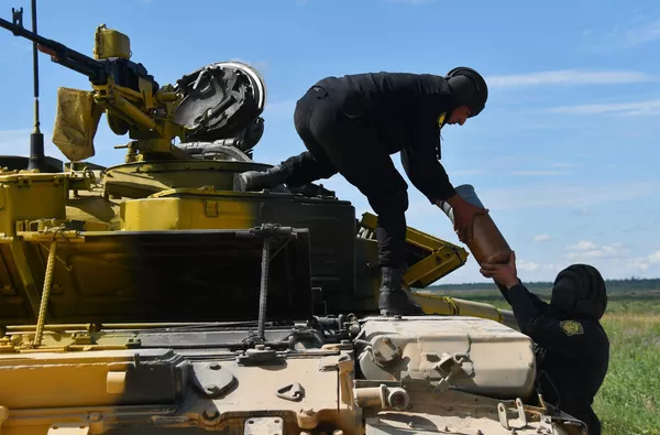 En total competirán 22 equipos de América Latina, Europa, Asia y África.En la foto: los militares del equipo de Armenia cargan la munición en el tanque T-72B3. En total competirán 22 equipos de América Latina, Europa, Asia y África.En la foto: los militares del equipo de Armenia cargan la munición en el tanque T-72B3. - Sputnik Mundo