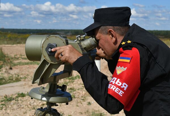 Un árbitro observa el proceso del reglaje del tiro del tanque T-72B3 en el polígono militar de Alábino. Un árbitro observa el proceso del reglaje del tiro del tanque T-72B3 en el polígono militar de Alábino. - Sputnik Mundo