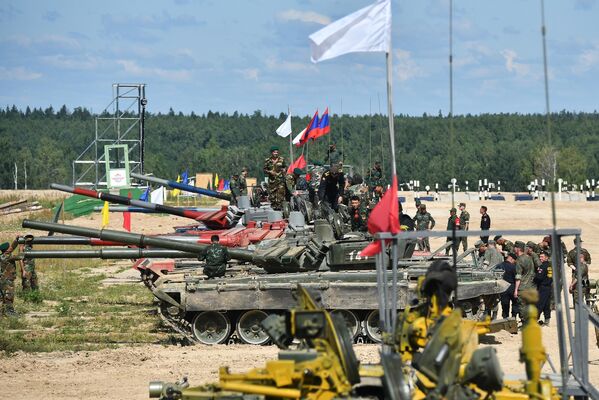 Las tripulaciones se preparan para llevar a cabo tiros de ajustamiento del armamento del tanque T-72B3 en el polígono militar de Alábino. Las tripulaciones se preparan para llevar a cabo tiros de ajustamiento del armamento del tanque T-72B3 en el polígono militar de Alábino. - Sputnik Mundo