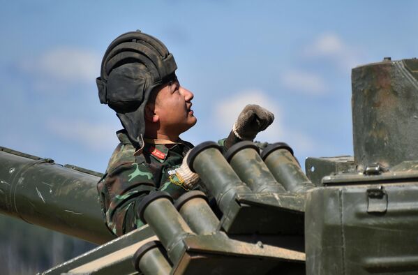 Los militares del equipo de Vietnam se preparan para el reglaje del armamento principal del tanque T-72B3 en el polígono de Alábino. Los militares del equipo de Vietnam se preparan para el reglaje del armamento principal del tanque T-72B3 en el polígono de Alábino. - Sputnik Mundo