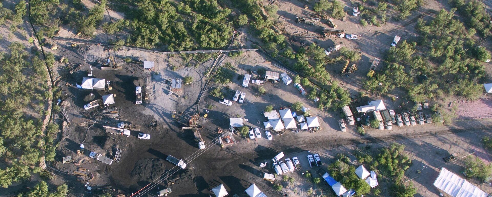 Vista de la zona de operaciones donde intentan llegar a 10 mineros atrapados en una mina inundada - Sputnik Mundo, 1920, 11.08.2022