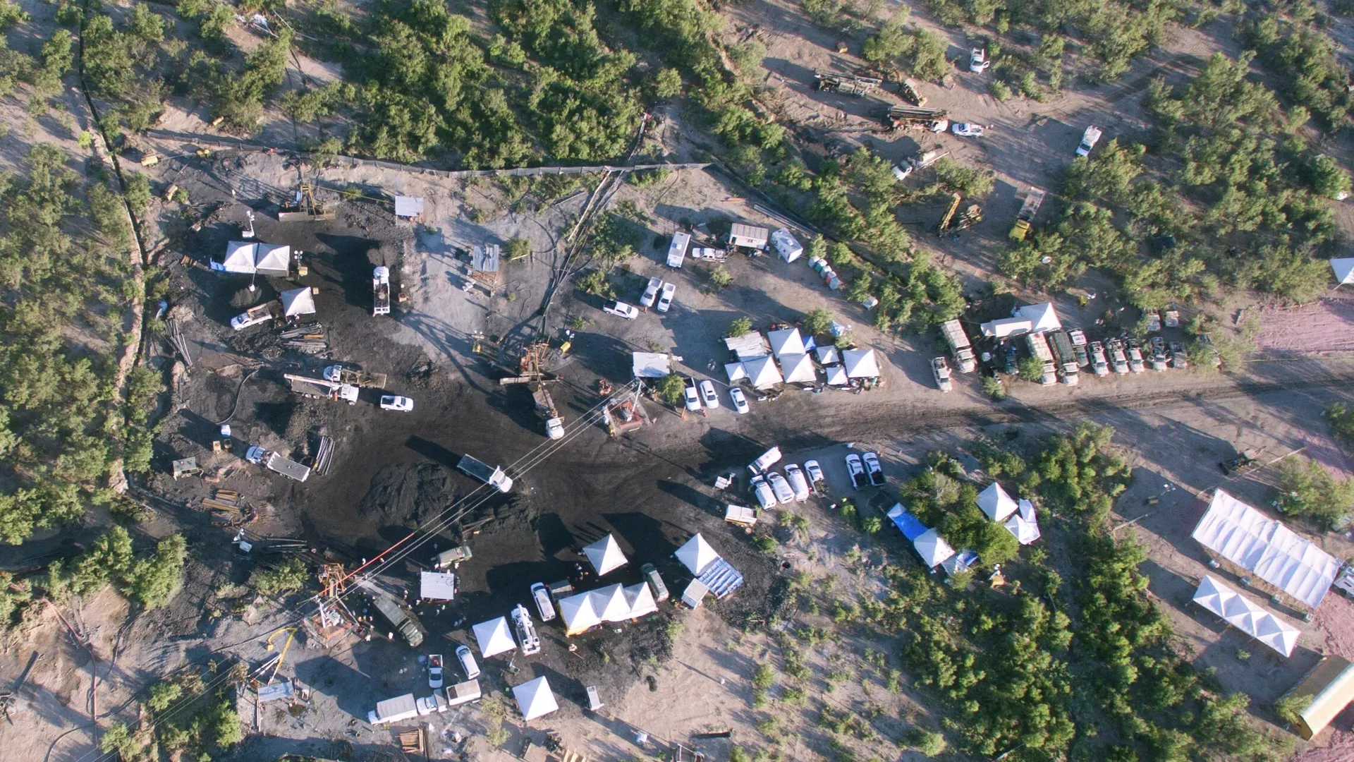 Vista de la zona de operaciones donde intentan llegar a 10 mineros atrapados en una mina inundada Vista de la zona de operaciones donde intentan llegar a 10 mineros atrapados en una mina inundada