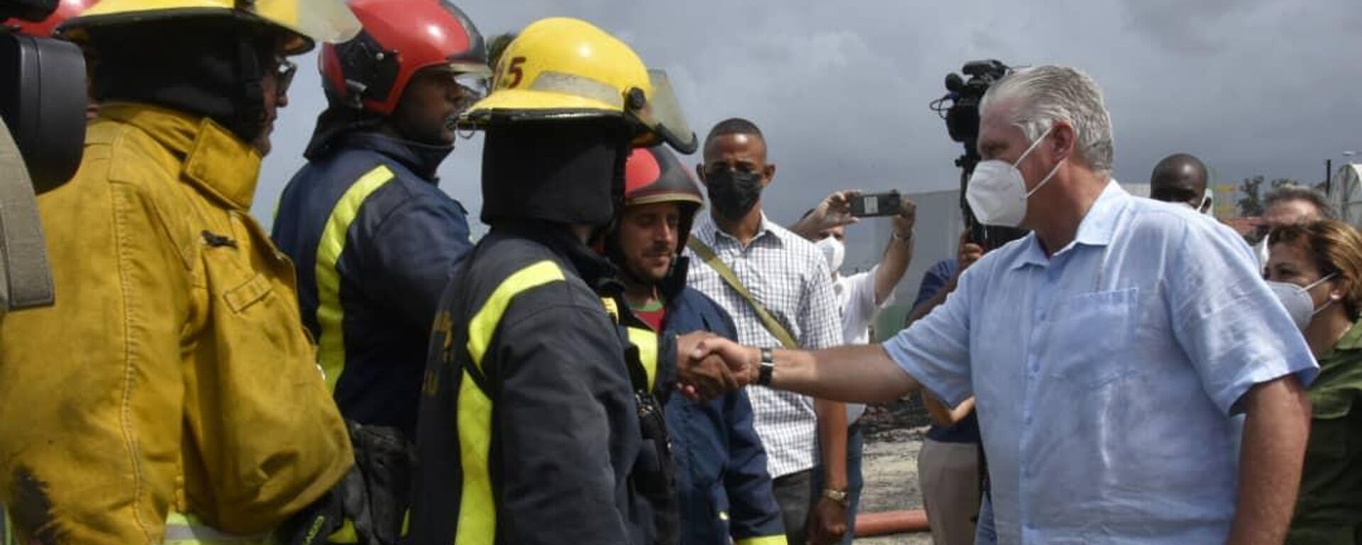 El presidente de Cuba, Miguel Díaz-Canel, saluda a los bomberos presentes en el incendio de Matanzas - Sputnik Mundo, 1920, 12.08.2022