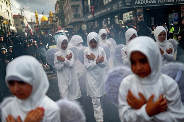 Los musulmanes chiítas conmemoran el asesinato del imam Husein, a quien consideran nieto y sucesor legítimo del profeta Mohammed, durante el Día de Ashura en Estambul, Turquía. - Sputnik Mundo