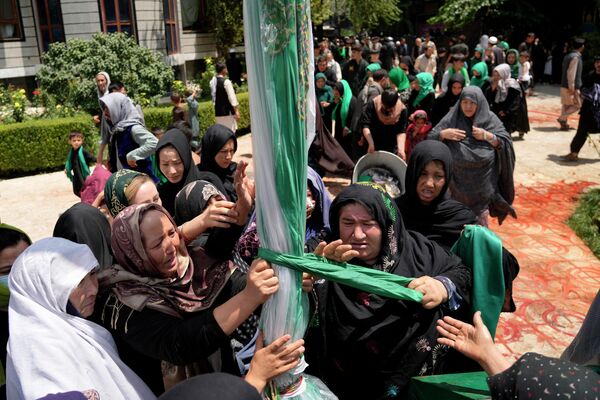 Los musulmanes chiítas en una mezquita de la capital afgana, durante una ceremonia de duelo que precede al Día de Ashura. - Sputnik Mundo