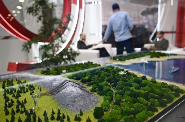 Está previsto que en el marco del foro se firmen contratos por miles de millones de dólares. El Ministerio de Defensa ruso planea firmar más de 30 contratos por un valor total de más de 8.500 millones de dólares.En la foto: el stand de Almaz-Antey, el fabricante de los sistemas de defensa antiaérea más avanzados del mundo: los S-400. En la imagen se puede ver una maqueta del radar terrestre Podsolnuj-E. - Sputnik Mundo