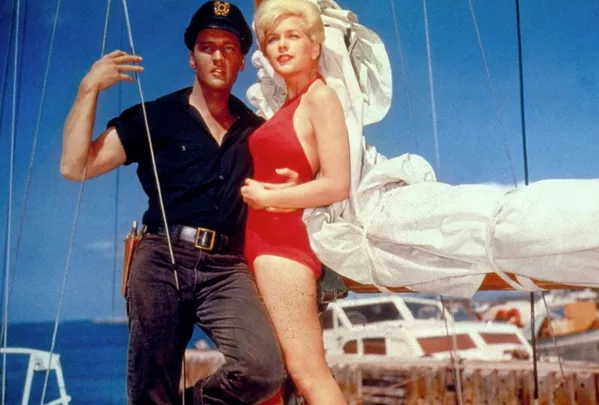 El &#x27;rey del rocanrol&#x27; y Stella Stevens con un bañador rojo en la comedia Girls! Girls! Girls!, 1962. - Sputnik Mundo