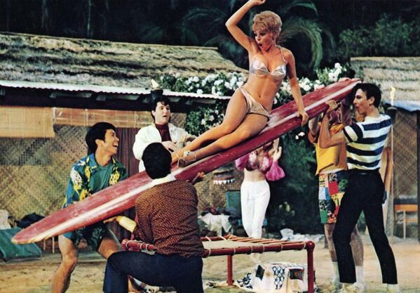 El cantante con Shelley Fabares que está en una tabla de surf en el film Clambake, 1967. - Sputnik Mundo