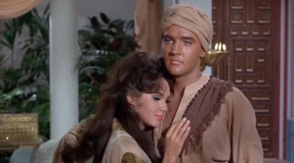 Elvis Presley y Mary Ann Mobley se abrazan en la historia Harum Scarum, 1965. - Sputnik Mundo