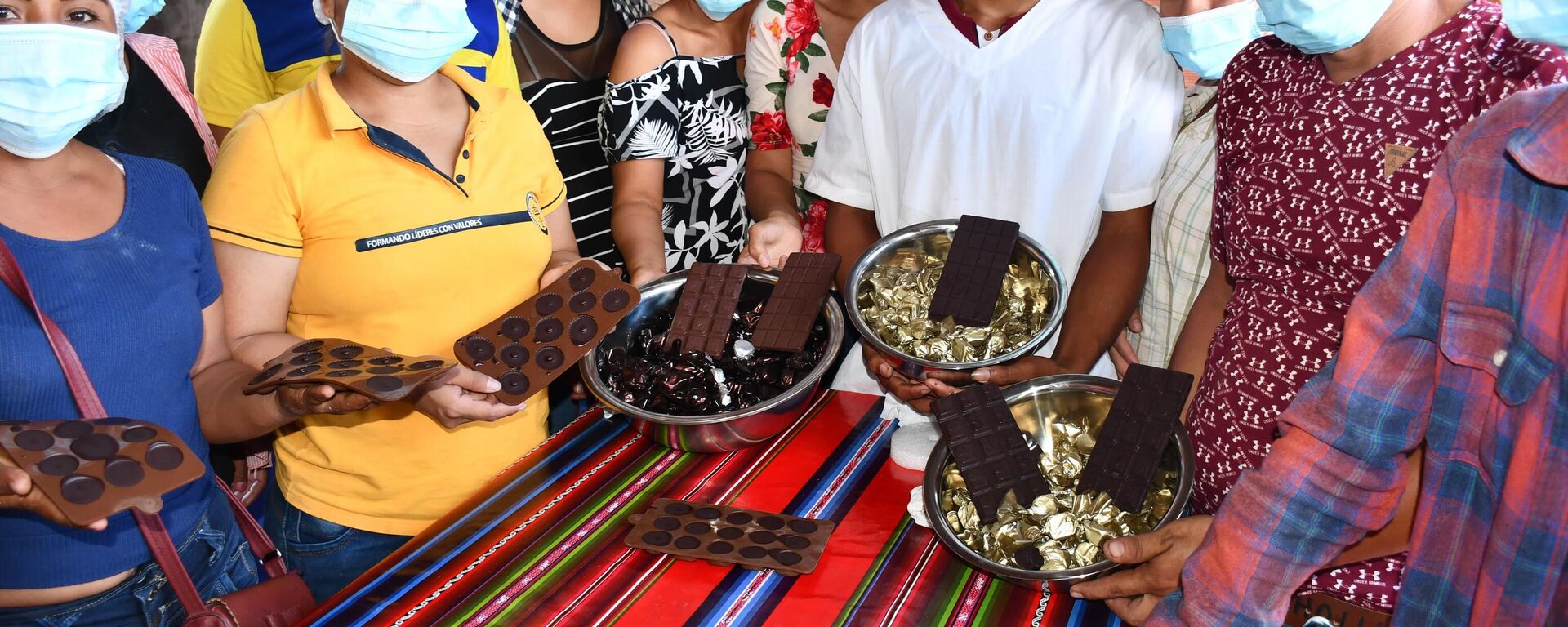 Jóvenes de la Amazonía boliviana exhiben los chocolates creados en el marco del proyecto de AJORA y CIPCA - Sputnik Mundo, 1920, 16.08.2022