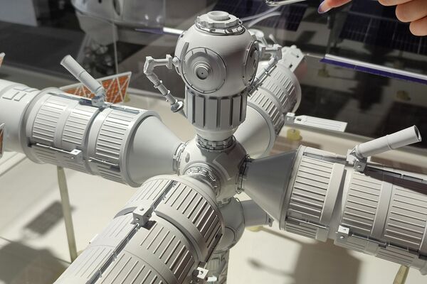 Maqueta de la futura estación orbital rusa presentada en el Foro Army 2022 - Sputnik Mundo